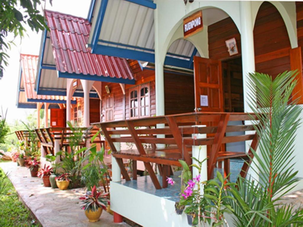 Pongphen Guesthouse - Sha Plus Certified Канчанабури Стая снимка